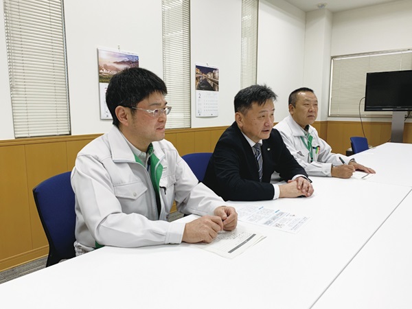 株式会社ネクスコ東日本エンジニアリング
施設事業本部施設工事部長 並木正之 氏（中央）
テクニカル・トレーニングセンター副センター長 入澤昭治 氏（奥側）
テクニカル・トレーニングセンター施設試験・測定課課長代理 面川勉 氏（手前側）
