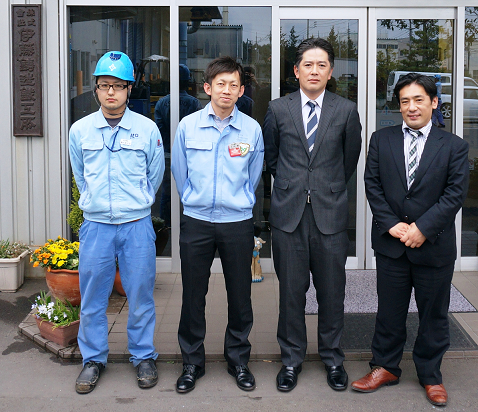 左から
(株)伊藤鋳造鉄工所
　業務部 生産管理センター　駒木根 正史　様
　業務部 生産管理センター　センター長　大内 勝　様
クオリカ(株)
ITサービス事業本部 製造サービス事業部 製造サービス部　主任　齊藤 健二
ITサービス事業本部 製造サービス事業部 営業部　西原 和博