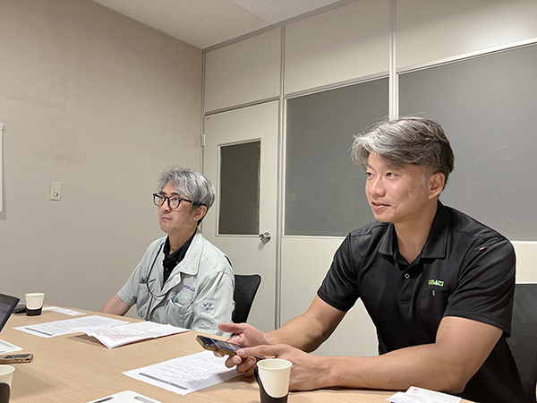 (右から)株式会社コマテック 代表取締役社長 吉田行宏 氏
株式会社コマテック 経営管理本部付安全衛生担当課長 兼 生産技術部生産技術課長 南出博司 氏