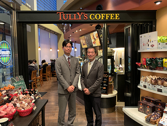 コーヒー店内にて橋本氏（左）とクオリカ担当者